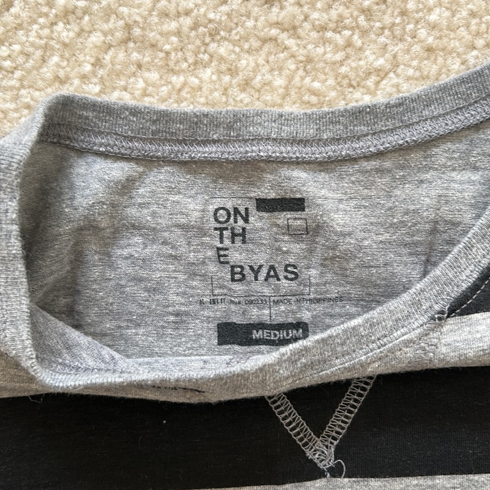 Mens never worn, soft pullover - Picture 2 of 2